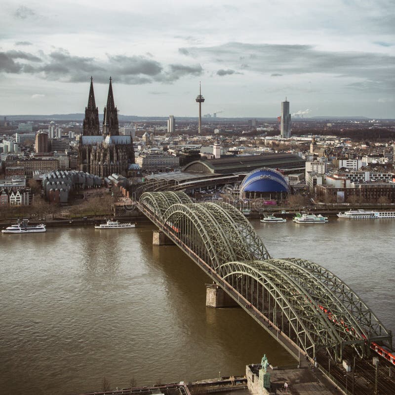 Vista della cattedrale di Colonia e del ponte di Hohenzollern, guardante dalla torre del triangolo di Koln, fotografia stock Vista della cattedrale di Colonia e del ponte di Hohenzollern, guardante dalla torre del triangolo di Koln, fotografia stock