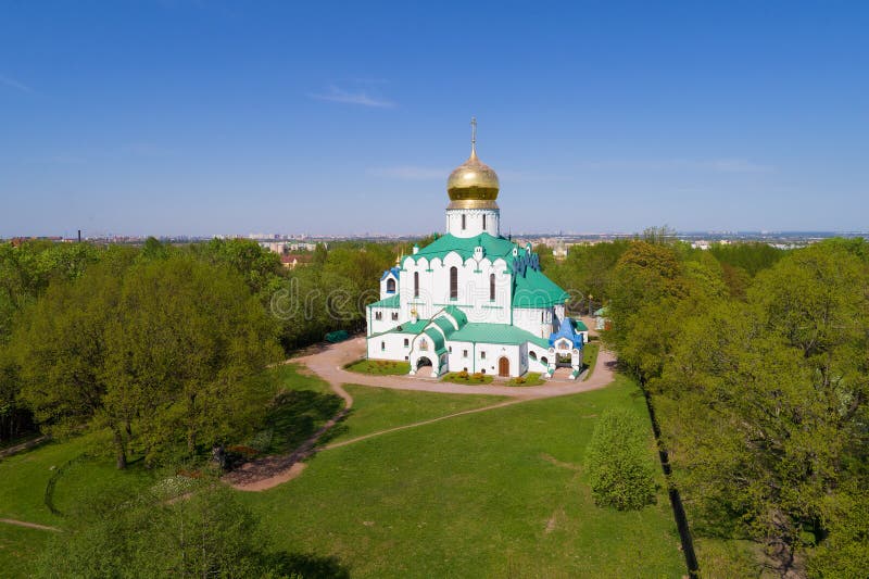 Vista della cattedrale di Fedorovsky, festa dei lavoratori soleggiata Tsarskoye Selo, St Petersburg fotografie stock Vista della cattedrale di Fedorovsky, festa dei lavoratori soleggiata Tsarskoye Selo, St Petersburg fotografie stock