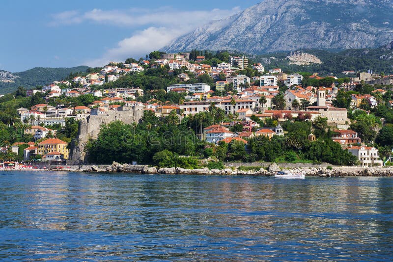 Vista della città dal mare, Castelnuovo, Montenegro fotografia stock libera da diritti Vista della città dal mare, Castelnuovo, Montenegro fotografia stock libera da diritti
