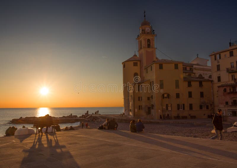 Vista della città di Camogli al tramonto, Genoa Genova Province, Liguria, costa Mediterranea, Italia fotografia stock Vista della città di Camogli al tramonto, Genoa Genova Province, Liguria, costa Mediterranea, Italia fotografia stock
