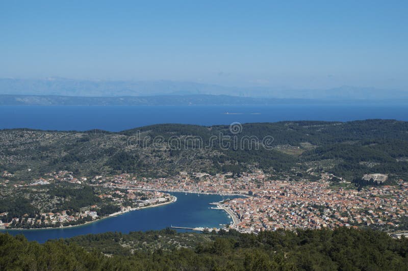 Vista della città di Luka dei veli dalla collina di ronzio, isola di Korcula fotografie stock Vista della città di Luka dei veli dalla collina di ronzio, isola di Korcula fotografie stock
