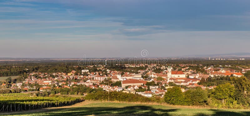 Vista della città di Mikulov - Mikulov, repubblica Ceca fotografia stock Vista della città di Mikulov - Mikulov, repubblica Ceca fotografia stock