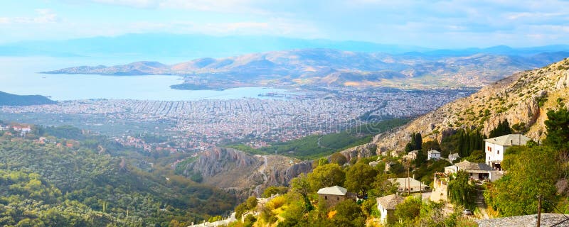 Vista della città di Volos dal supporto di Pelio, Grecia fotografia stock libera da diritti Vista della città di Volos dal supporto di Pelio, Grecia fotografia stock libera da diritti