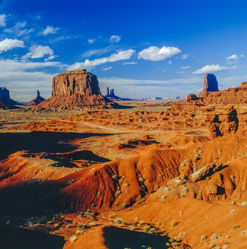 Vista della collina in valle del monumento, Arizona fotografia stock libera da diritti Vista della collina in valle del monumento, Arizona fotografia stock libera da diritti