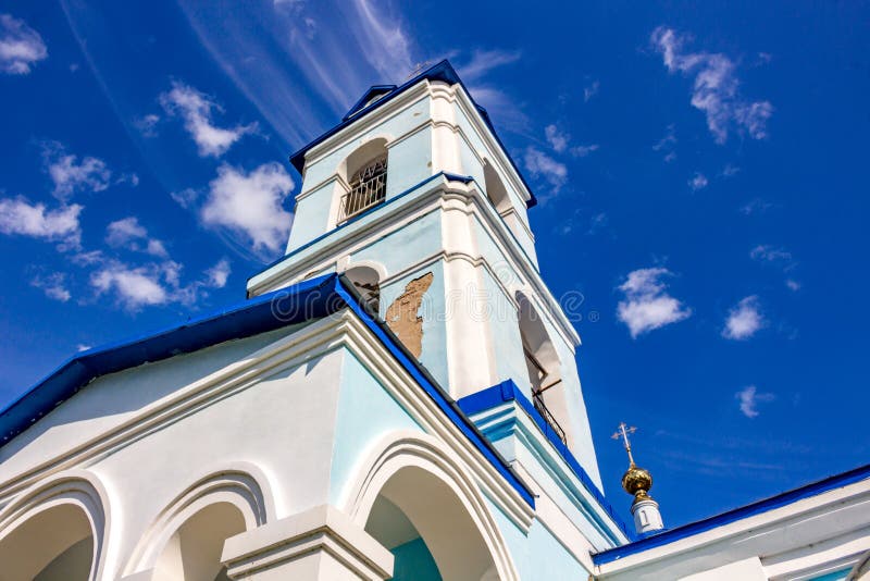 Vista della costruzione di vecchia chiesa della natività di vergine Maria benedetto dello XVIII secolo nel villaggio di Ivanovsko fotografie stock libere da diritti Vista della costruzione di vecchia chiesa della natività di vergine Maria benedetto dello XVIII secolo nel villaggio di Ivanovsko fotografie stock libere da diritti