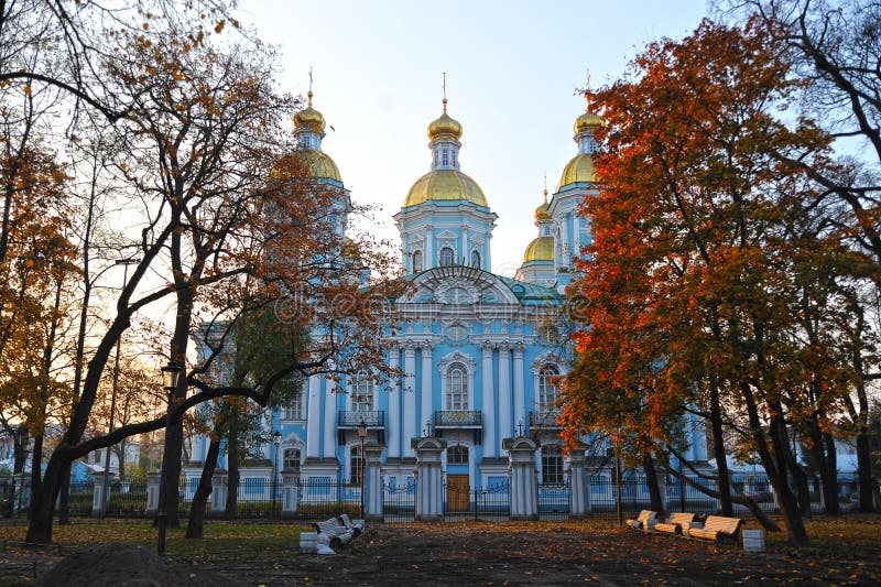 Vista della cupola della st Nicholas Cathedral a St Petersburg fotografia stock Vista della cupola della st Nicholas Cathedral a St Petersburg fotografia stock