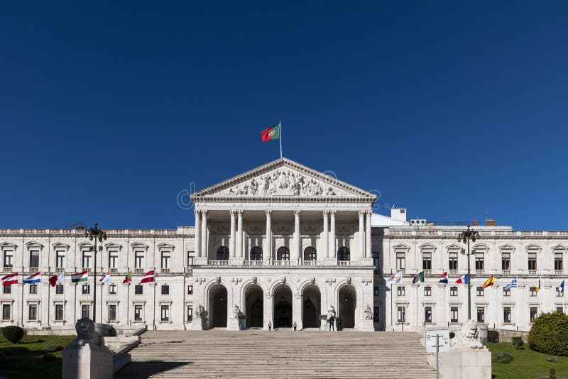 Vista della facciata dell'assemblea della repubblica portoghese con bandiere sventolate per i paesi dell'unione europea fotografia stock