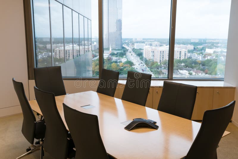 Vista della finestra dell'ufficio da una sala riunioni con un telefono a mani libere fotografia stock libera da diritti Vista della finestra dell'ufficio da una sala riunioni con un telefono a mani libere fotografia stock libera da diritti