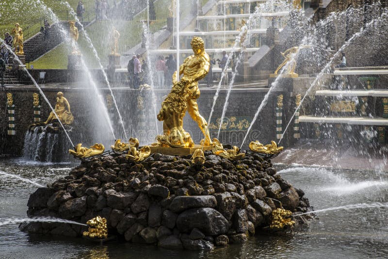 Vista della fontana `` Samson, strappante la bocca del ` s del leone `` nel ` di Peterhof del ` della Museo-riserva dello stato, fotografie stock Vista della fontana `` Samson, strappante la bocca del ` s del leone `` nel ` di Peterhof del ` della Museo-riserva dello stato, fotografie stock