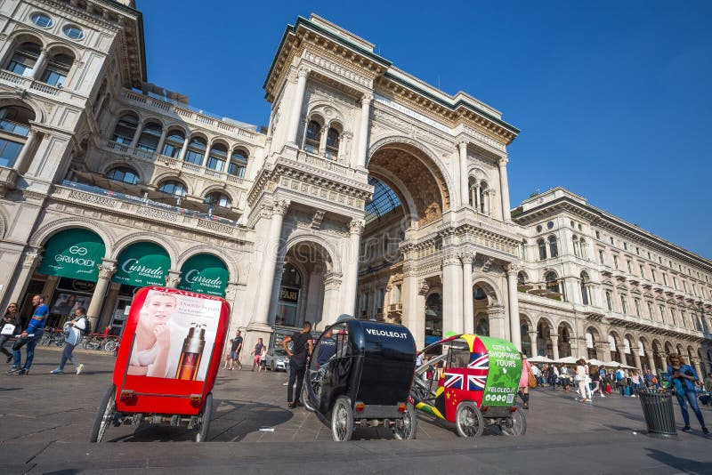 Vista della galleria di Vittorio Emanuele II in duomo Square Piazza del Duomo, Milano, Italia fotografia stock Vista della galleria di Vittorio Emanuele II in duomo Square Piazza del Duomo, Milano, Italia fotografia stock