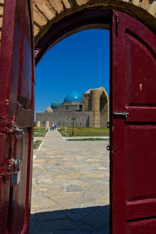 Vista della moschea attraverso la porta fotografia stock libera da diritti Vista della moschea attraverso la porta fotografia stock libera da diritti