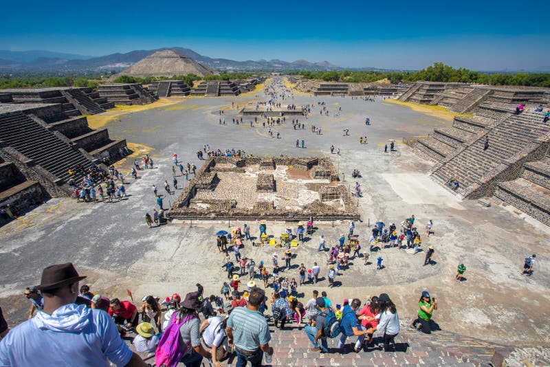 Vista della piramide di Sun e del vicolo della morte - città di Teotihuacan Messico fotografia stock libera da diritti Vista della piramide di Sun e del vicolo della morte - città di Teotihuacan Messico fotografia stock libera da diritti