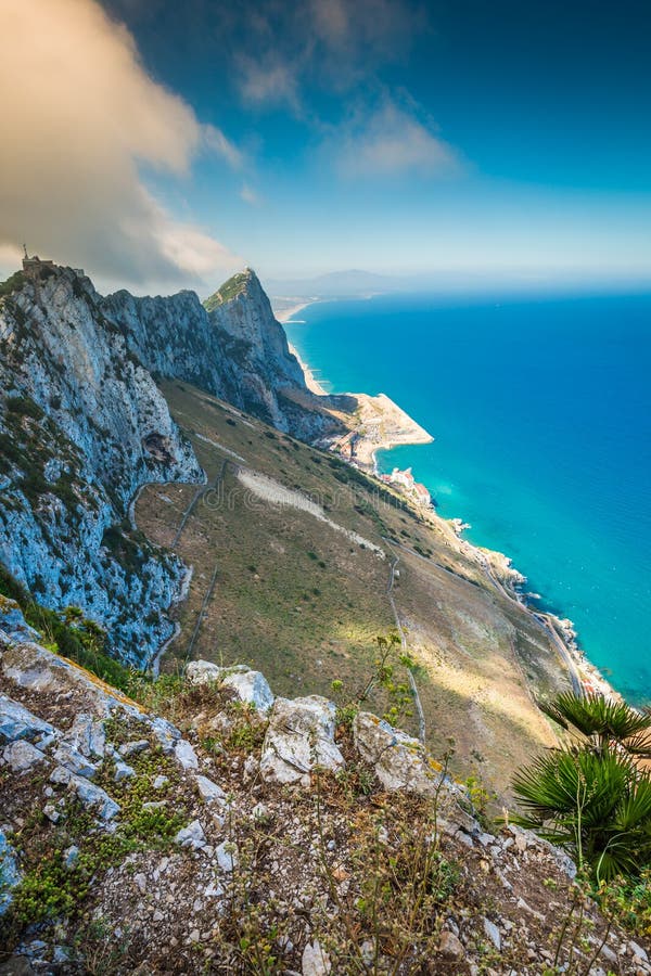 Vista della roccia di Gibilterra dalla roccia superiore fotografie stock libere da diritti Vista della roccia di Gibilterra dalla roccia superiore fotografie stock libere da diritti