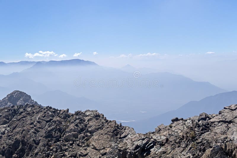 Vista della sommit? della montagna con paesaggio delle Ande e di Aconcagua il chiaro giorno nel parco di Campana National della L fotografie stock libere da diritti Vista della sommit? della montagna con paesaggio delle Ande e di Aconcagua il chiaro giorno nel parco di Campana National della L fotografie stock libere da diritti