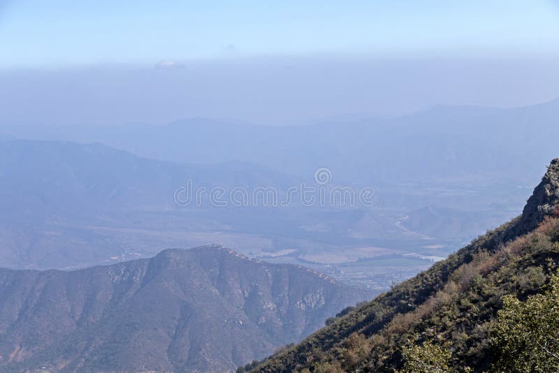 Vista della sommit? della montagna con paesaggio delle Ande e di Aconcagua il chiaro giorno nel parco di Campana National della L fotografia stock Vista della sommit? della montagna con paesaggio delle Ande e di Aconcagua il chiaro giorno nel parco di Campana National della L fotografia stock