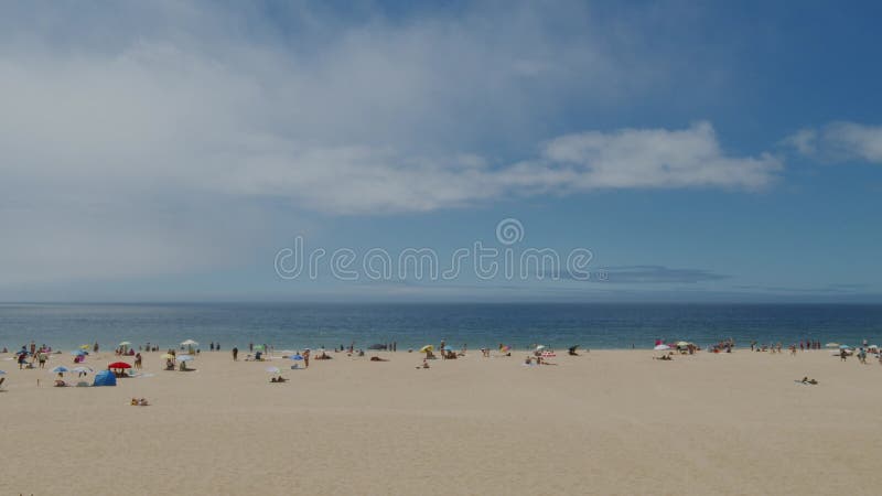 Vista della spiaggia di Sandy Ocean in un giorno di sole estivo.