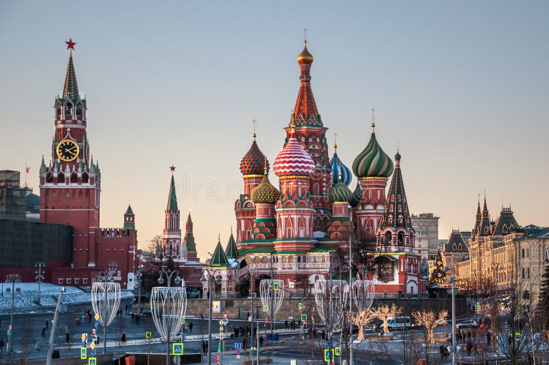 Vista della torre della cattedrale e dello Spasskaya del basilico della st del Cremlino di Mosca su una sera di inverno fotografie stock Vista della torre della cattedrale e dello Spasskaya del basilico della st del Cremlino di Mosca su una sera di inverno fotografie stock