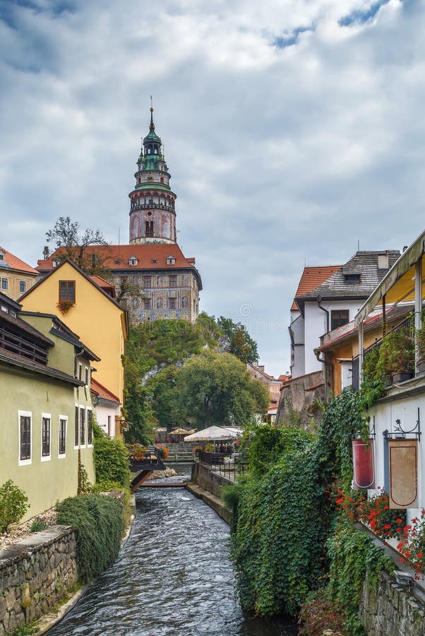Vista della torre del castello di Cesky Krumlov immagine stock libera da diritti Vista della torre del castello di Cesky Krumlov immagine stock libera da diritti