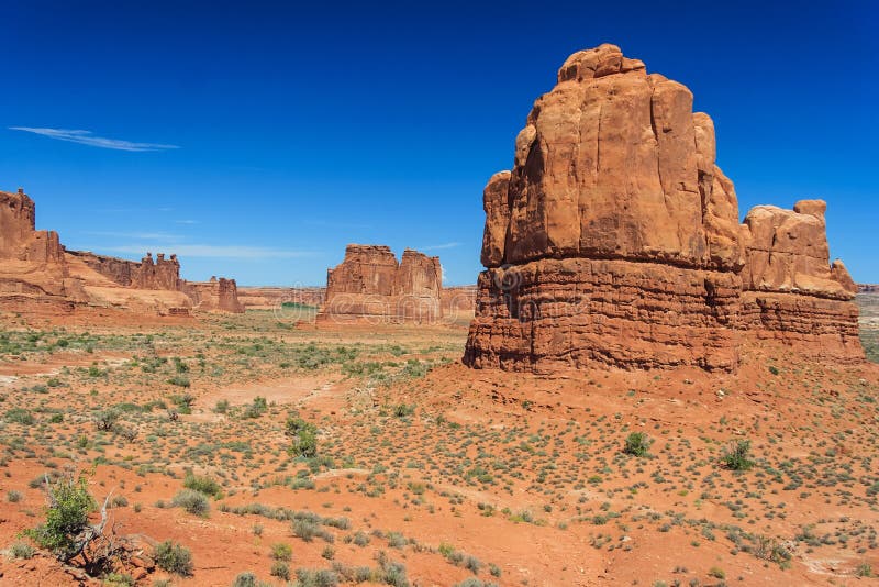 Vista della torre di Babel Courthouse Towers e di tre pettegolezzi nel parco nazionale Utah U.S.A. di arché immagine stock libera da diritti Vista della torre di Babel Courthouse Towers e di tre pettegolezzi nel parco nazionale Utah U.S.A. di arché immagine stock libera da diritti