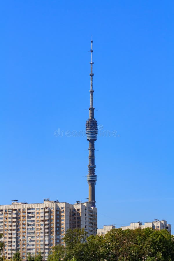 Vista della torre di Ostankino TV a Mosca su un fondo degli alberi verdi e degli edifici alti nella mattina soleggiata di estate fotografie stock Vista della torre di Ostankino TV a Mosca su un fondo degli alberi verdi e degli edifici alti nella mattina soleggiata di estate fotografie stock