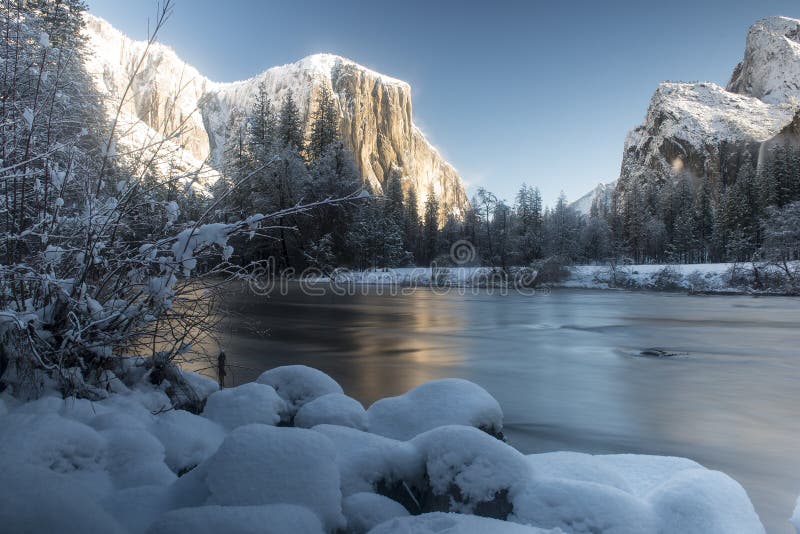 Vista della valle di inverno di Yosemite immagine stock Vista della valle di inverno di Yosemite immagine stock