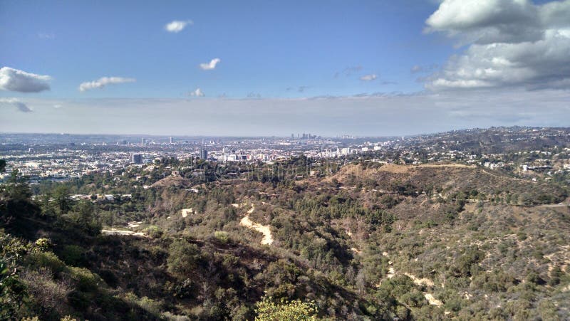 Vista della vetta di Los Angeles California con la foresta e l'annuvolamento leggero fotografia stock libera da diritti Vista della vetta di Los Angeles California con la foresta e l'annuvolamento leggero fotografia stock libera da diritti