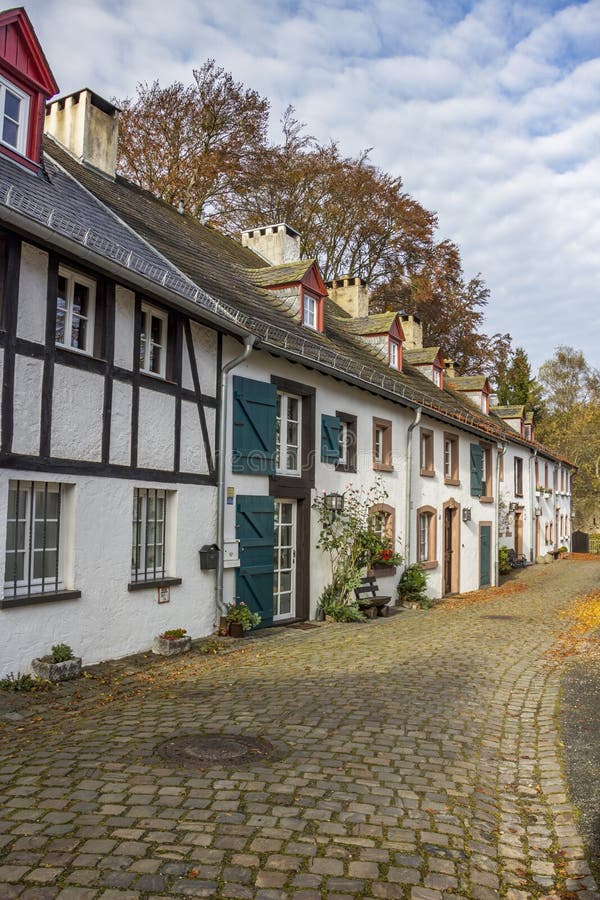 Vista della via del ciottolo di autunno di Kronenburg, Germania immagine stock libera da diritti Vista della via del ciottolo di autunno di Kronenburg, Germania immagine stock libera da diritti