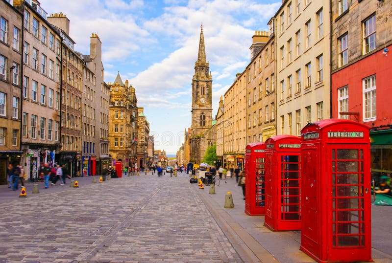 Vista della via di Edimburgo, Scozia, Regno Unito fotografia stock Vista della via di Edimburgo, Scozia, Regno Unito fotografia stock