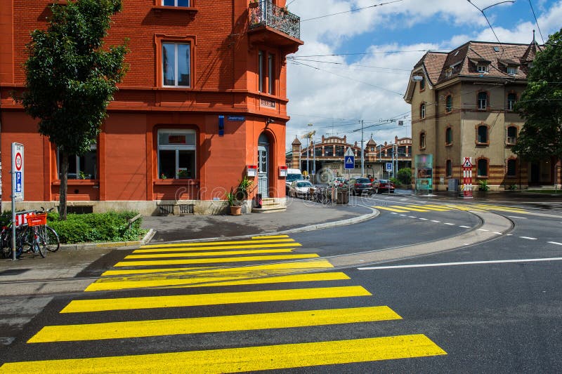 Vista della via di paesaggio urbano di Basilea, Klybeck Viste e paesaggi urbani nella città fotografia stock Vista della via di paesaggio urbano di Basilea, Klybeck Viste e paesaggi urbani nella città fotografia stock