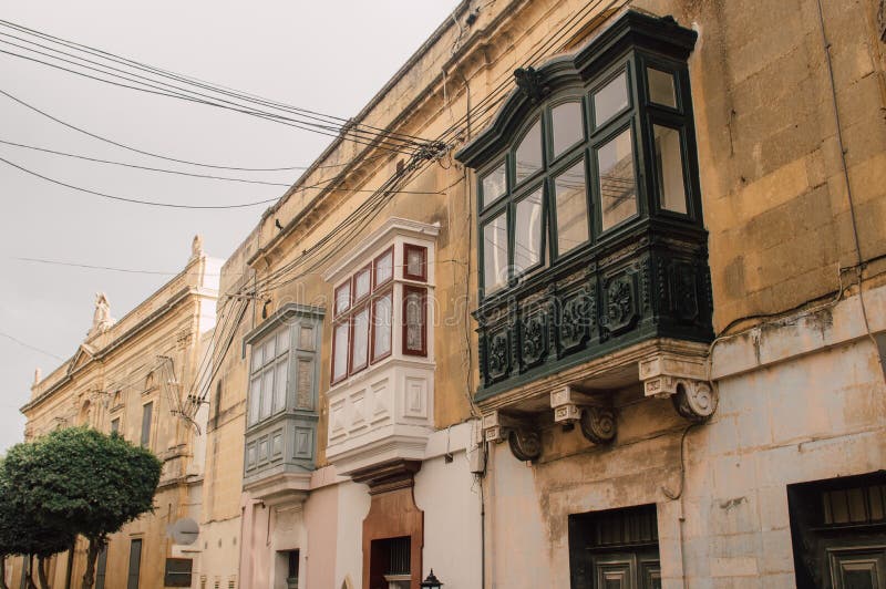 Vista della via in Victoria con i balconi tradizionali, Malta fotografia stock libera da diritti Vista della via in Victoria con i balconi tradizionali, Malta fotografia stock libera da diritti