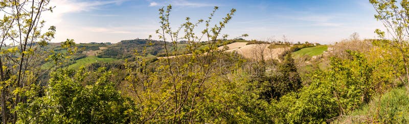 Vista delle colline di Montefeltro nella regione della Marche di Italia immagini stock Vista delle colline di Montefeltro nella regione della Marche di Italia immagini stock