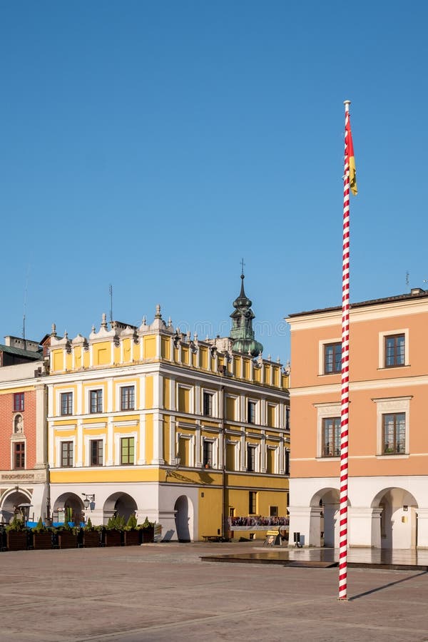 Vista delle costruzioni colourful di rinascita nel grande quadrato storico del mercato in Zamosc in Polonia sudorientale fotografia stock libera da diritti Vista delle costruzioni colourful di rinascita nel grande quadrato storico del mercato in Zamosc in Polonia sudorientale fotografia stock libera da diritti