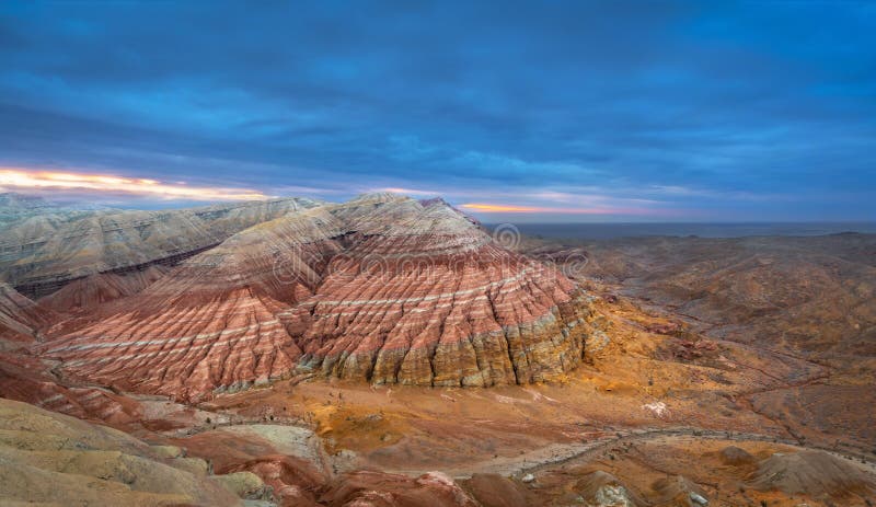 Vista delle montagne di Aqtau, Altyn Emel, il Kazakistan di Panoramicl fotografia stock libera da diritti Vista delle montagne di Aqtau, Altyn Emel, il Kazakistan di Panoramicl fotografia stock libera da diritti