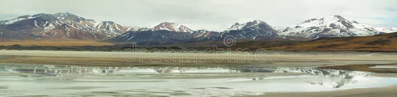 Vista delle montagne e dei calientes dei Aguas o lago di sale di Piedras rojas nel passaggio di Sico fotografie stock libere da diritti Vista delle montagne e dei calientes dei Aguas o lago di sale di Piedras rojas nel passaggio di Sico fotografie stock libere da diritti