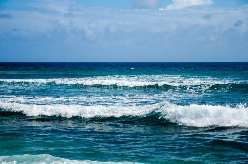 Vista delle onde di oceano blu