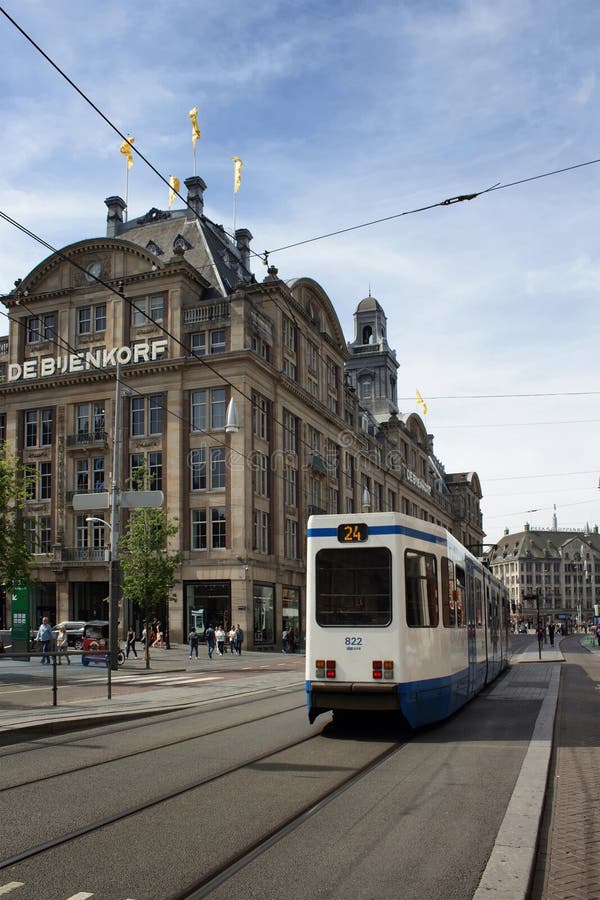Vista delle persone che camminano, passaggio di tram fotografia stock libera da diritti