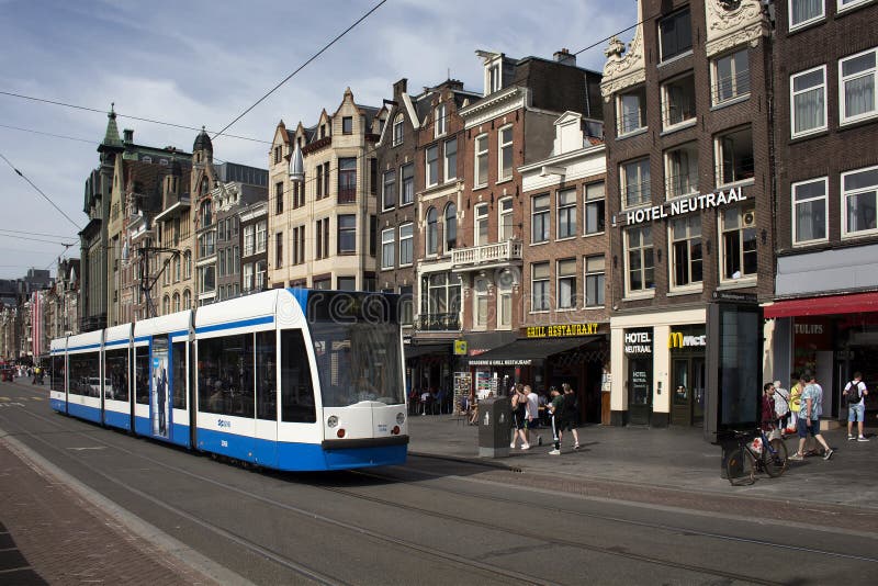 Vista delle persone che camminano, passaggio di tram fotografia stock libera da diritti