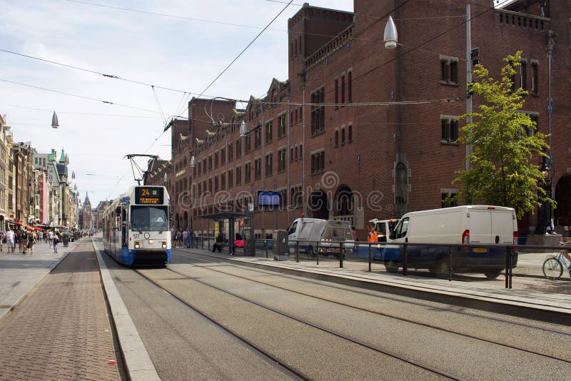 Vista delle persone che camminano, passaggio di tram fotografie stock