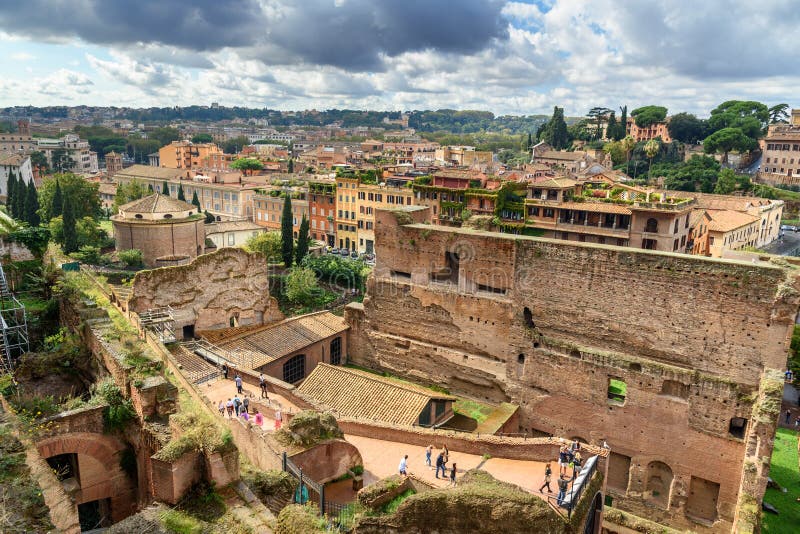 Vista delle rovine di Roman Forum dal giardino di Farnese roma L'Italia fotografia stock libera da diritti Vista delle rovine di Roman Forum dal giardino di Farnese roma L'Italia fotografia stock libera da diritti