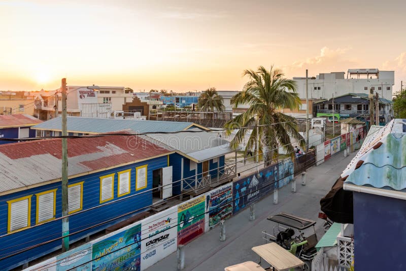 Vista desde la azotea de San Pedro, isla Ambergris Caye al atardecer foto de archivo libre de regalías Vista desde la azotea de San Pedro, isla Ambergris Caye al atardecer foto de archivo libre de regalías