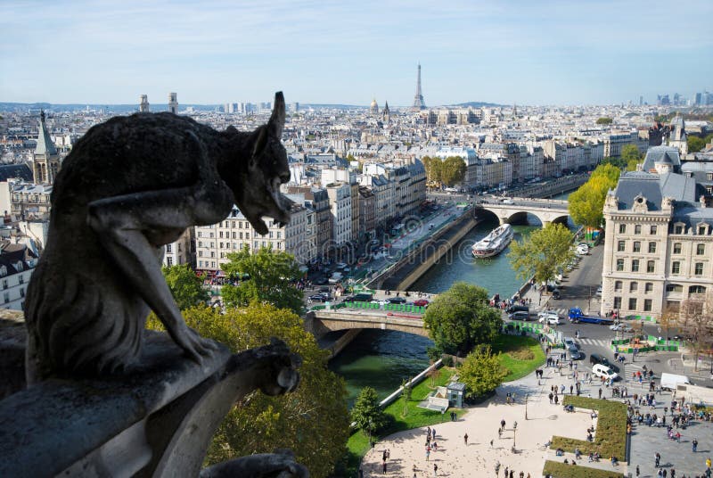 Vista desde Notre Dame de París El estilo del demonio de piedra con la ciudad de París como fondo fotografía de archivo Vista desde Notre Dame de París El estilo del demonio de piedra con la ciudad de París como fondo fotografía de archivo
