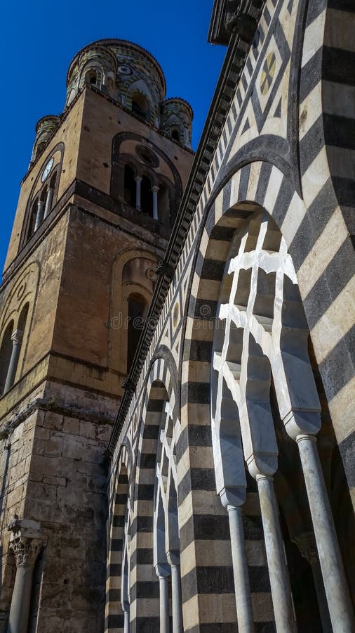 Vista detallada de la catedral de Amalfi dedicada al apóstol St Andrew en la plaza del Duomo en Amalfi Italia fotografía de archivo libre de regalías Vista detallada de la catedral de Amalfi dedicada al apóstol St Andrew en la plaza del Duomo en Amalfi Italia fotografía de archivo libre de regalías