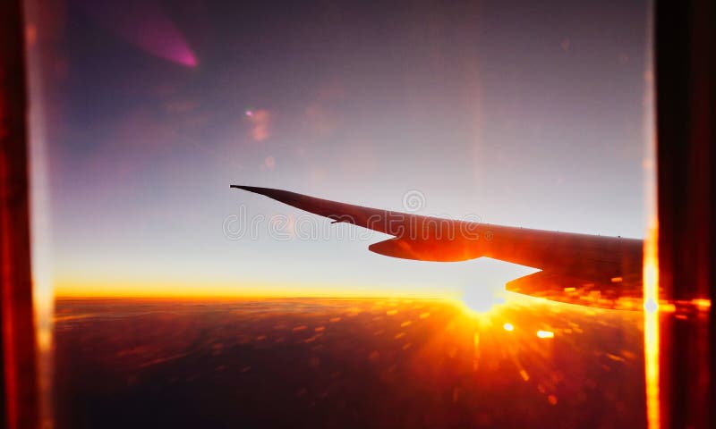 Vista di alba e di alba di elevata altitudine da Jet Aircraft