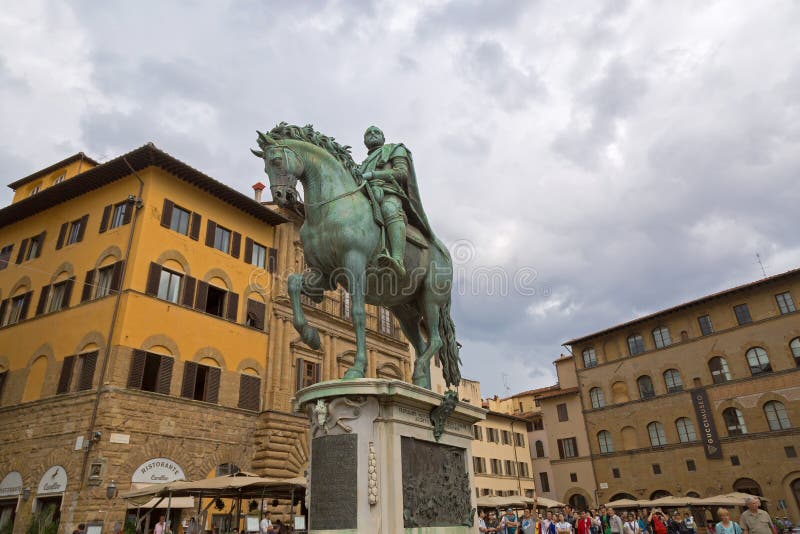 Vista di angolo basso del monumento equestre di Cosimo I a Firenze, I immagine stock libera da diritti Vista di angolo basso del monumento equestre di Cosimo I a Firenze, I immagine stock libera da diritti