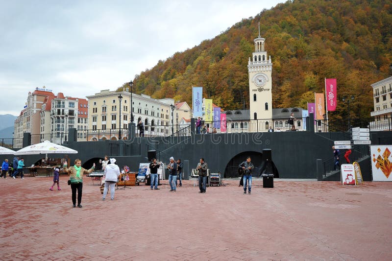 Vista di autunno del fiume di Mzymta immagine stock libera da diritti Vista di autunno del fiume di Mzymta immagine stock libera da diritti