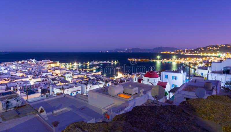 Vista di bellissimi edifici bianchi sulla costa del mare durante l'ora blu fotografia stock libera da diritti Vista di bellissimi edifici bianchi sulla costa del mare durante l'ora blu fotografia stock libera da diritti