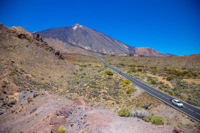 Vista di bello vulcano Teide con la strada fotografie stock libere da diritti Vista di bello vulcano Teide con la strada fotografie stock libere da diritti