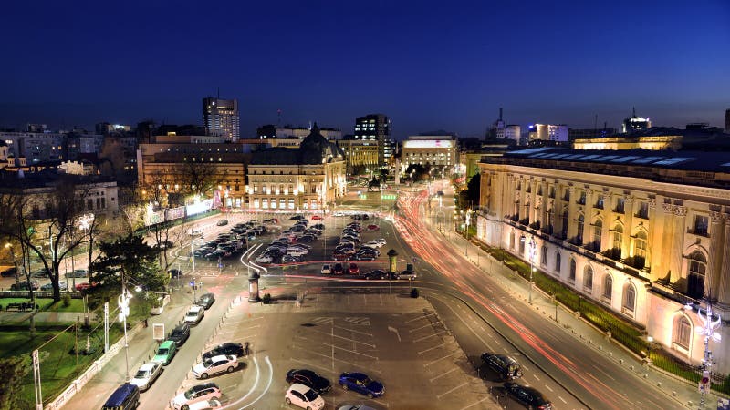 Vista di Bucarest sopra il quadrato di rivoluzione all'ora blu fotografie stock