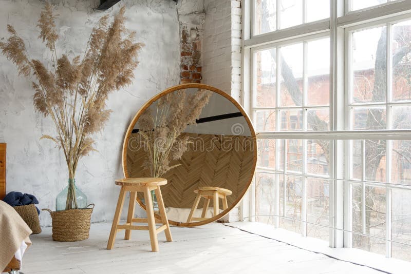 Vista di chiusura di una camera spaziosa in stile bianco di tipo ecologico con decorazione per l'erba di specchi e pampas fotografie stock libere da diritti