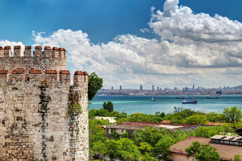 Vista di Costantinopoli dalla fortezza di Yedikule fotografia stock libera da diritti Vista di Costantinopoli dalla fortezza di Yedikule fotografia stock libera da diritti